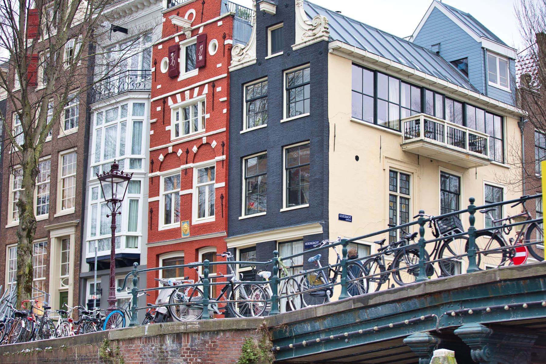 Brug met fietsen en grachtenpanden in Amsterdam