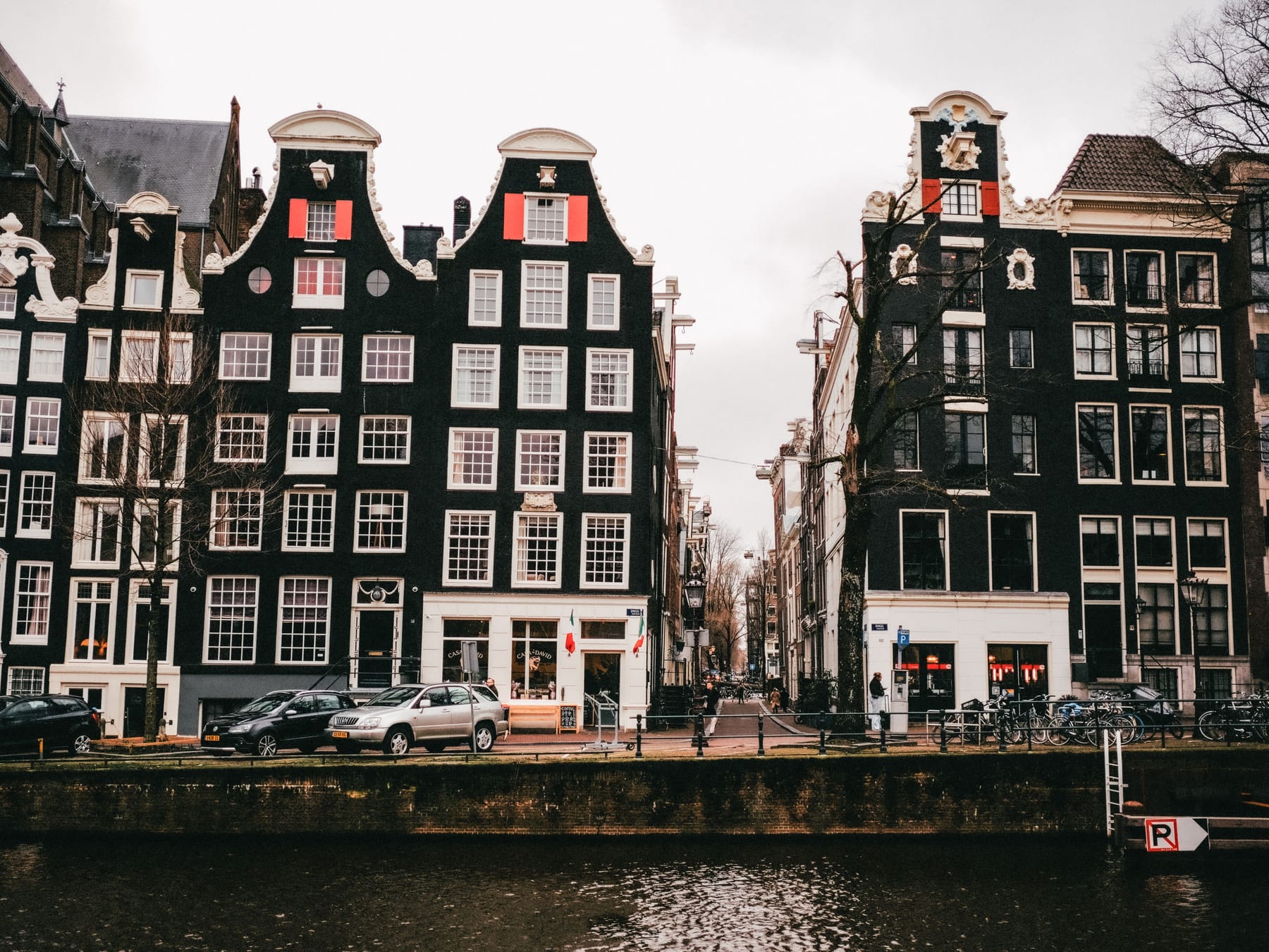 Grachtenpanden met fietsen langs het water in Amsterdam