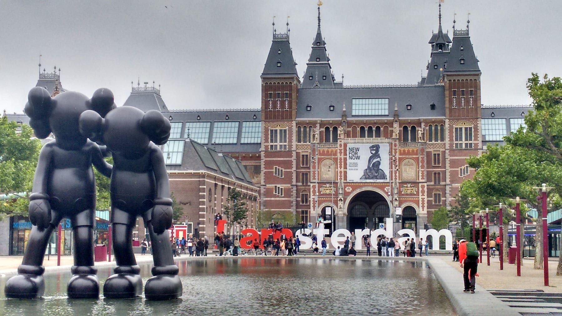 Smal Amsterdamse straat met hoge bakstenen gevels